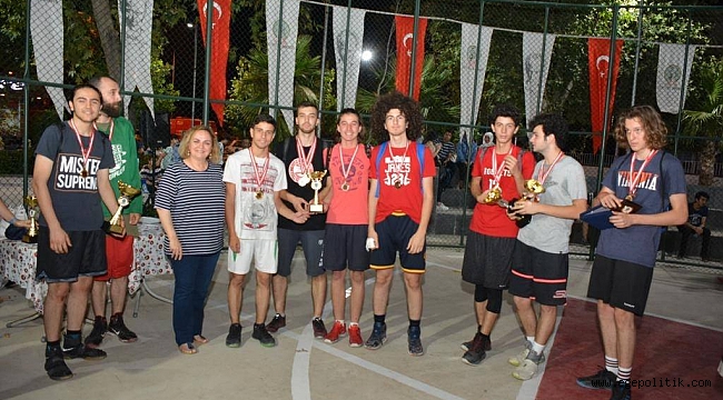 37. Sokak Basketbolu Turnuvası Şampiyonları Ödüllerini Aldı