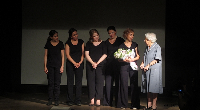 İlk Kurşun Anıtı’nın heykeltıraşı Turgut Pura tiyatro sahnesinde