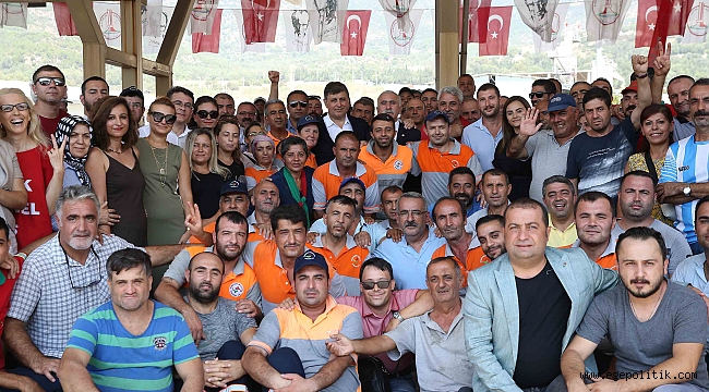 Başkan Tugay ve işçilerden ‘toplu sözleşme’ halayı