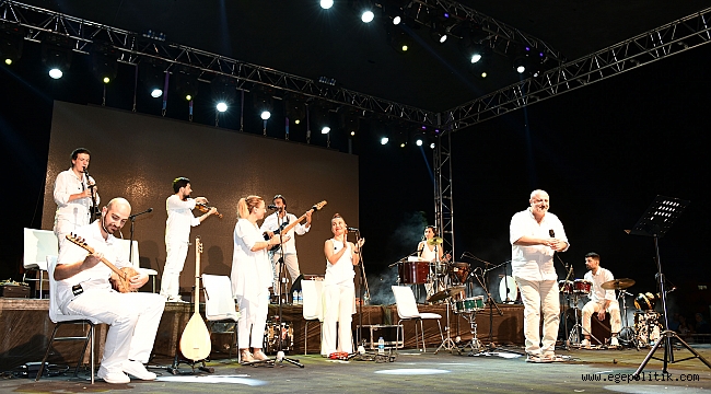 Çiğli'de Kardeş Türküler’den muhteşem performans