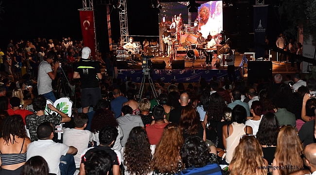 Denize karşı müzik keyfi