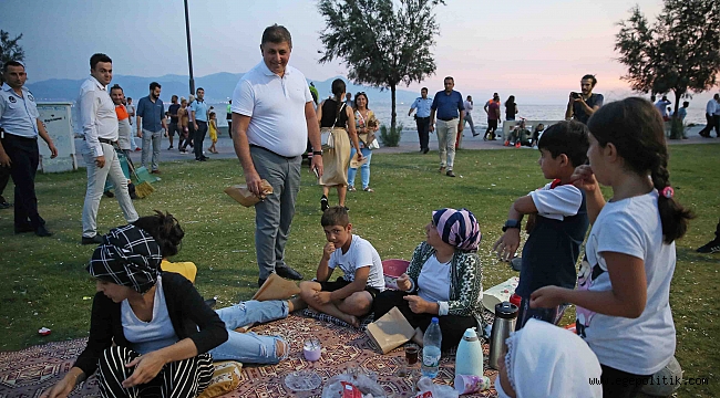 Tugay ve Gökçe’den sahilde gece mesaisi
