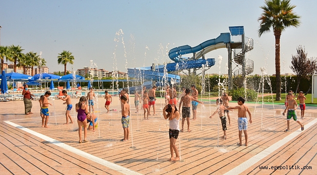 Babalar işte çocuklar havuzda