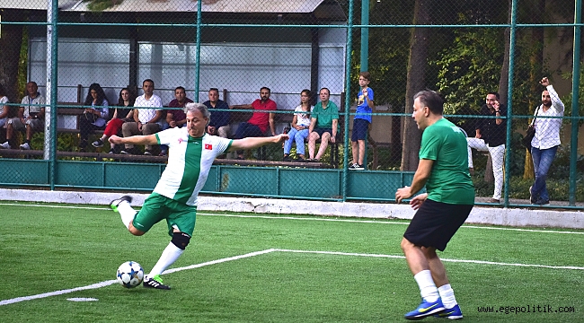 Bornova'da Meclisteki uyum halı sahalara taşındı