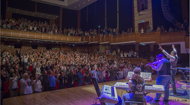 İzmir'de "Stanley Clarke" rüzgârı esti