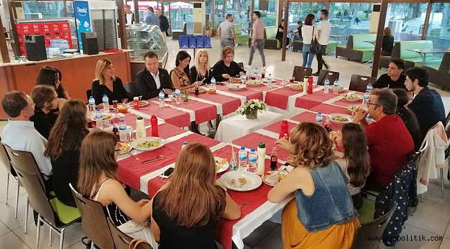 Başkan Aksoy genç piyanistleri ağırladı