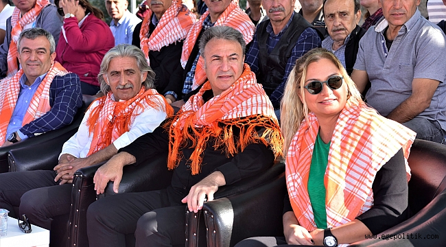 Bornova'da Rahvan atlar  Cumhuriyet için koştu