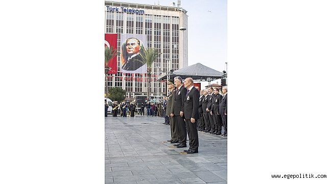 İzmir'de dokuzu beş geçe hayat durdu