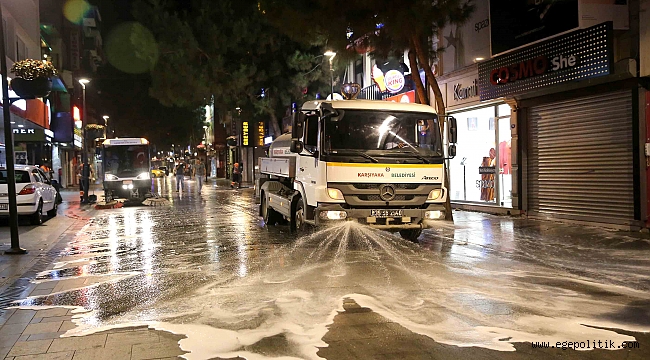 Karşıyaka’da gece gündüz çöp mesaisi