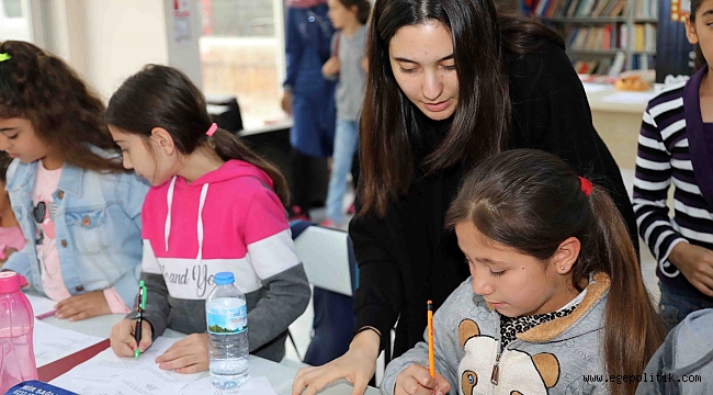 Liseli öğrenciler Bayraklı'da matematik öğretiyor