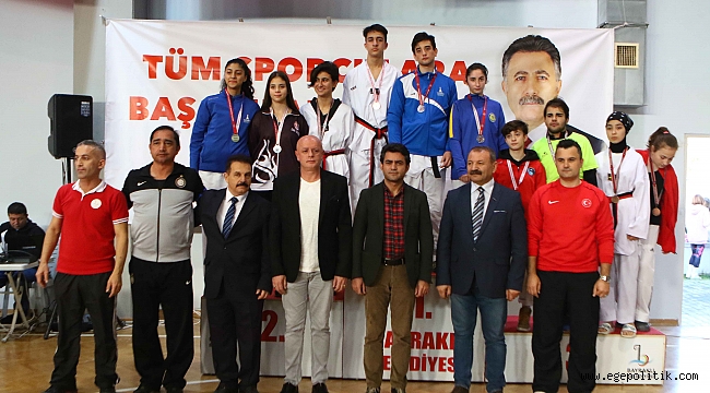 Bayraklıda tekvando şöleni