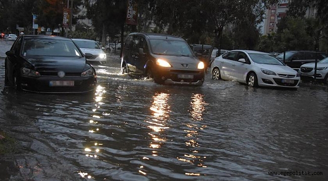 İzmir'de sağanak etkili oldu; yollar göle döndü, binalara su doldu