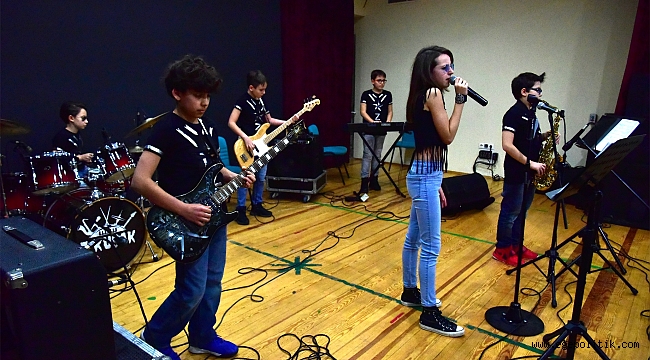 Bornovalı çocukların konser keyfi