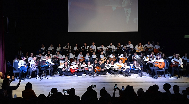 Menemen Belediyesi kursiyerlerinden yeni yıl konseri