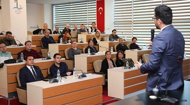 Bayraklı Belediyesi’nden memurlara ihale eğitimi