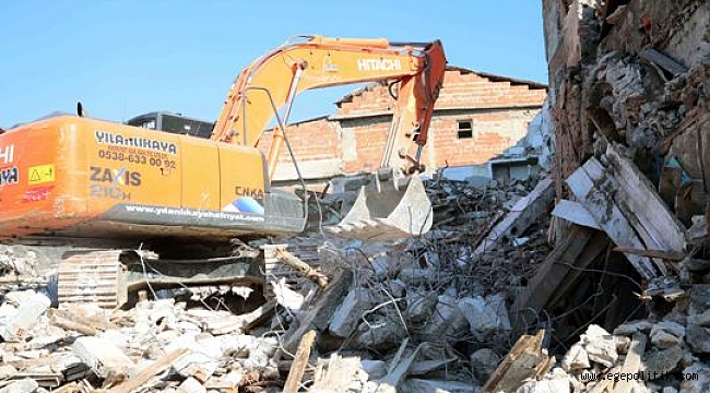 Bayraklı'da metruk binalar yıkılıyor