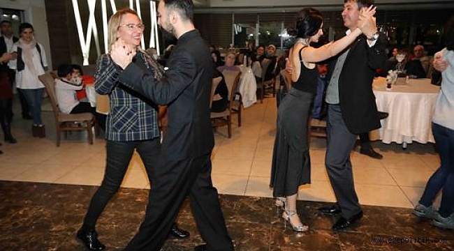 Bayraklı'da 'Sevgililer Günü' kutlandı