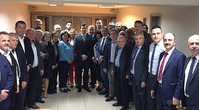 BALKAN GÖÇMENLERİNDEN CHP’YE TEBRİK VE DESTEK ZİYARETİ