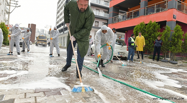 Başkan Utku Gümrükçü sokakları yıkadı