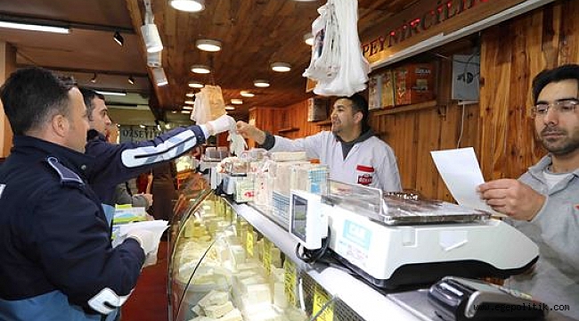 Bayraklı’da zabıta, pazarcılara eldiven ve broşür dağıttı