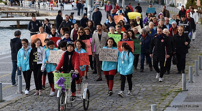 ‘KADINDA SÖZ İZLERİ’ FOÇA’DA SAHNELENDİ