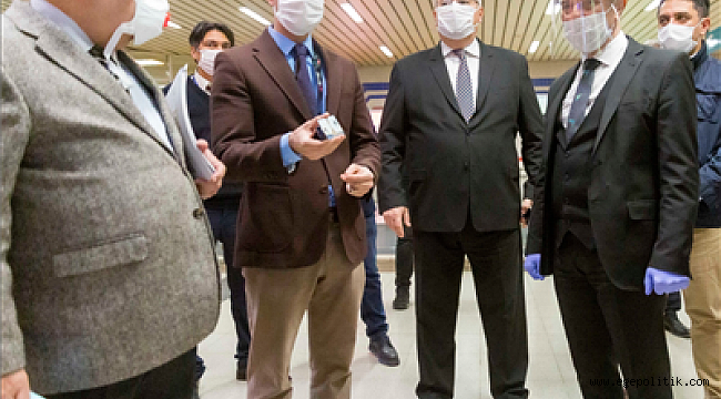 İzmir’in metro istasyonlarında maskematik dönemi