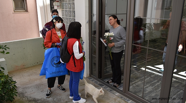 Balçova'da her anneye çiçek ve maske