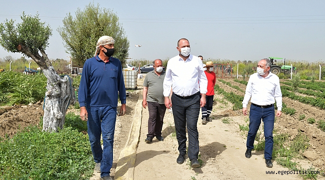 Başkan Utku Gümrükçü Çiftçiler Günü'nü Makamda Değil Tarlada Kutladı