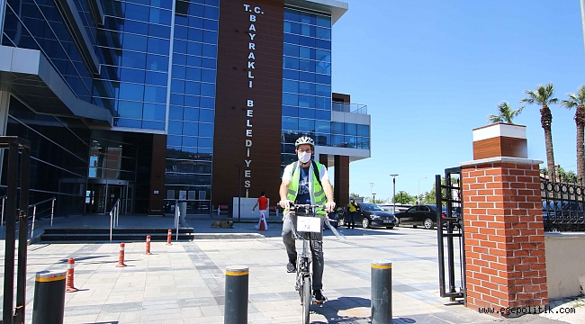 Bayraklı'da evden çıkamayanlara bisikletli servis