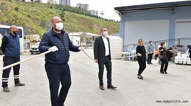 Çiğli’de Fırça Saplarıyla Sosyal Mesafeli 1 Mayıs Halayı