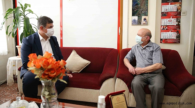 Başkan Tugay’dan 68 yıllık esnafa vefa