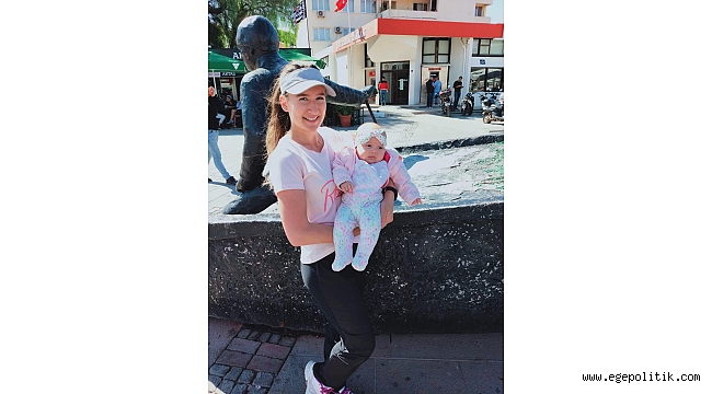 Kucağında kızıyla koştu, şampiyon oldu…