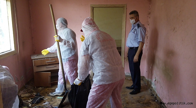 30 metrekarelik evden 1.5 ton atık çıktı