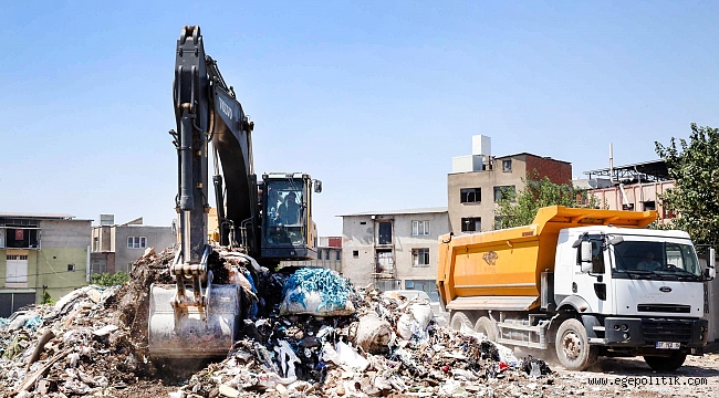 Buca’da 5 bin 400 tonluk moloz dağına neşter