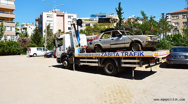 Narlıdere’de hurda araçlar toplanıyor