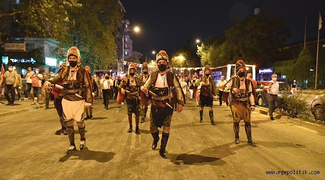 Bornova efelerle yürüdü