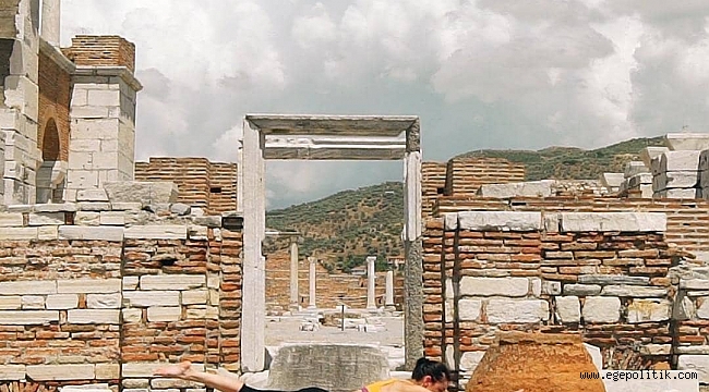 EFES SELÇUK’TAN FARKLI BİR PERFORMANSLA KADINLARA UYANIŞ ÇAĞRISI