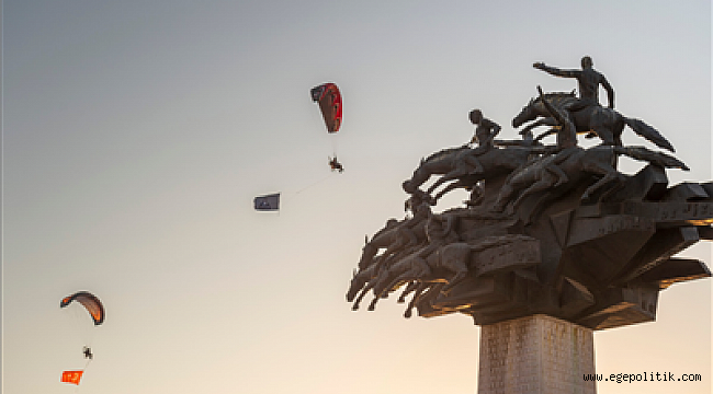 İzmir semalarında zafer kutlaması