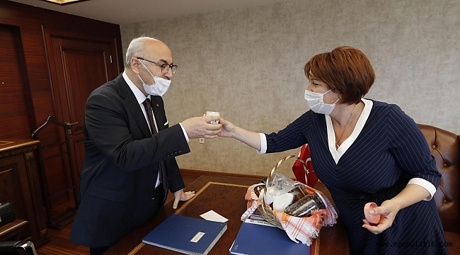 Karaburun Belediye Başkanı İlkay Girgin Erdoğan, İzmir Valisi Yavuz Selim Köşger'i ziyaret etti