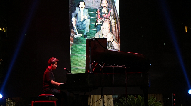 EFES SELÇUK'TA BARIŞ GÜVERCİNLERİ DENGİN CEYHAN'IN MELODİLERİ İLE UÇTU