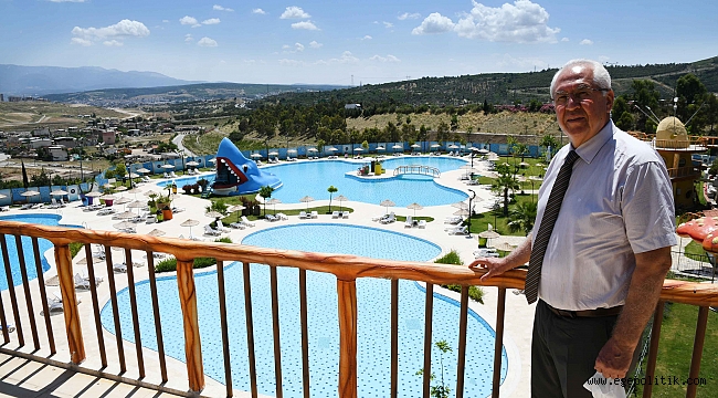 Karabağlar Belediyesi’nin yüzme havuzuna yoğun ilgi