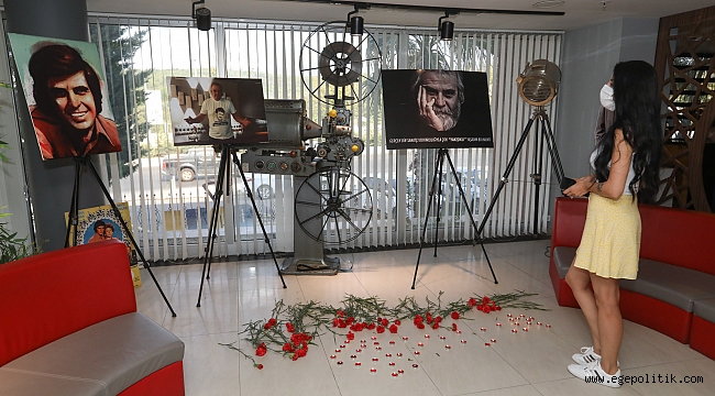 Tarık Akan’ı gençleri karanfillerle andı