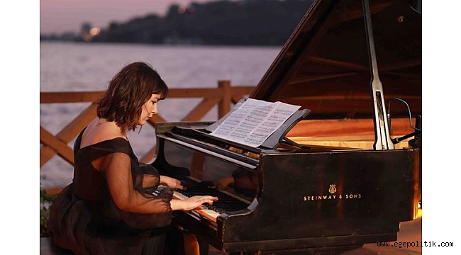 Bayraklı Cumhuriyet' in 97. yaşını etkinliklerle kutladı