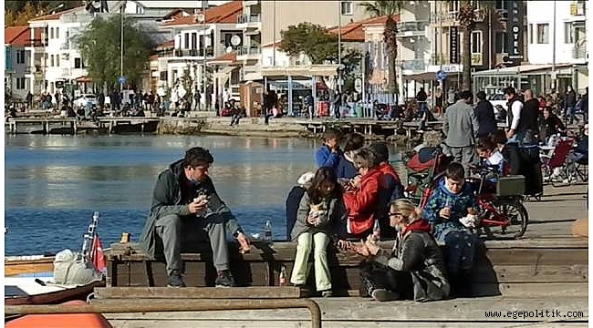 Foça&#039; da satışlar tezgahta yemek ayakta