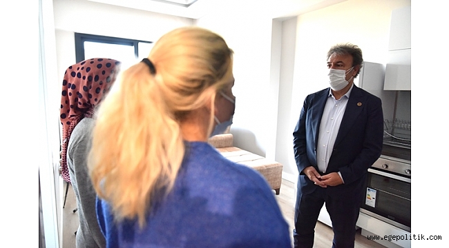 Sıcak yuvalarına yerleşen depremzedelere moral ziyareti