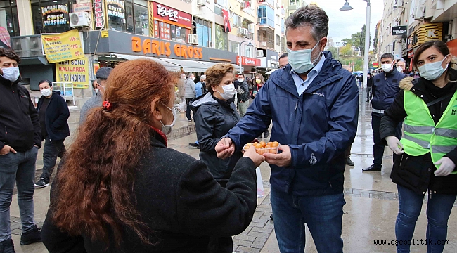 Depremde Hayatını Kaybedenler Anısına  Lokma Döktürdü, Karanfil Bıraktı