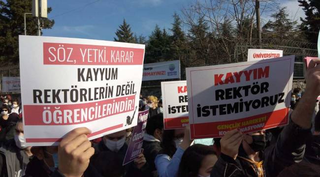 Boğaziçi Üniversitesi öğrencileri, rektör atamasını protesto ediyor: