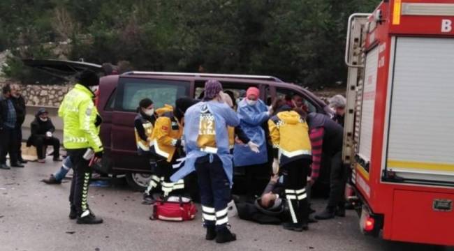 Bursa'da inşaat işçilerini taşıyan minibüs kaza yaptı: 10 yaralı