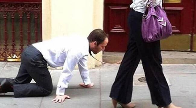 Kocasına tasma takıp sokakta gezdirdi!