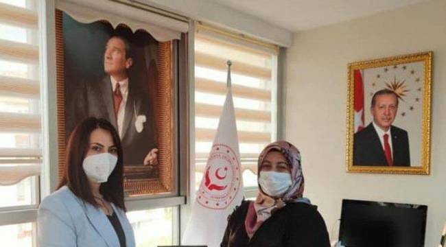 Aile, Çalışma ve Sosyal Politikalar İl Müdürü'nün makam odasındaki Atatürk tablosunu pencerede perde altına asması tepki çekti